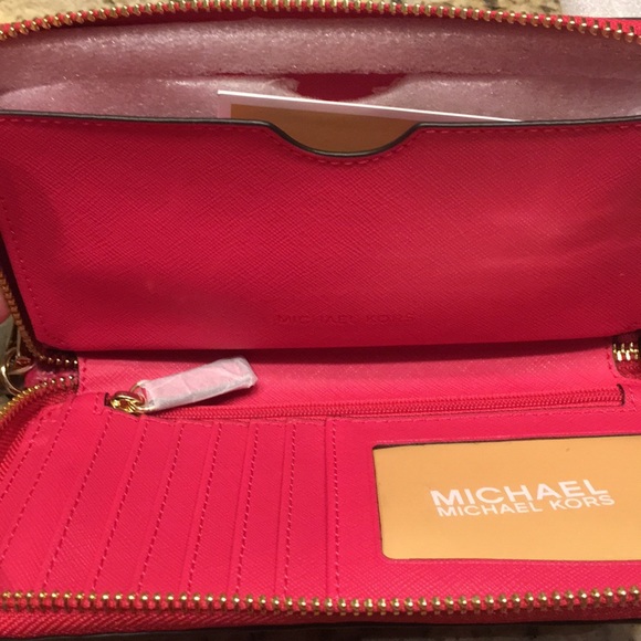 Michael Kors Hayes Wristlet - Picture 2 of 3